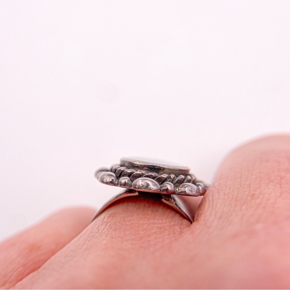 Vintage 925 Sterling Silver Mother of Pearl Southwestern Style Statement Ring. 6 - Picture 5 of 9